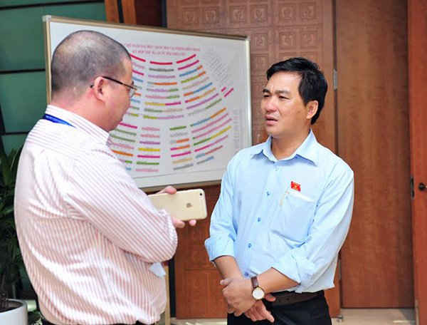 ĐBQH Dương Minh Tuấn (bên phải) trao đổi với PV báo TN&MT sáng 2/6 bên hành lang Quốc hội. Ảnh: Quốc Khánh