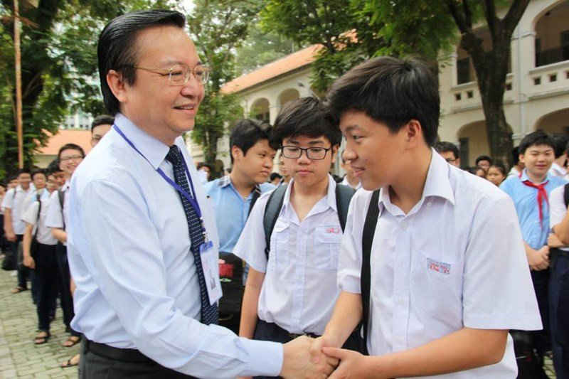 Giám đốc Sở GD&ĐT TP.HCM Lê Hồng Sơn bắt tay động viên các em học sinh.