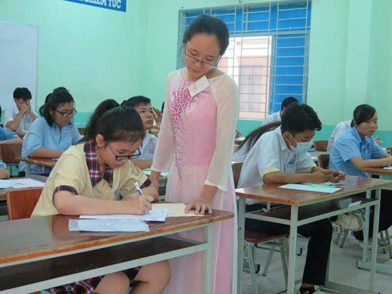 Làm thủ tục trước giờ thi tại Hội đồng thi Trường THPT Phú Nhuận. 