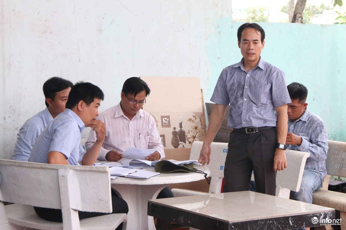 GS-TS Tô Văn Thanh, Phó Viện trưởng Viện KHTL Miền Nam (người đứng) và lãnh đạo UBND xã Nhơn Đức tại buổi họp nóng với các hộ dân trong khu vực bị ảnh hưởng.