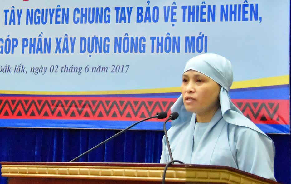  Ni sư Thích Nữ Hạnh Khai, UVBCH Hội LHPN tỉnh Lâm Đồng trao đổi tham luận tại hổi thảo.