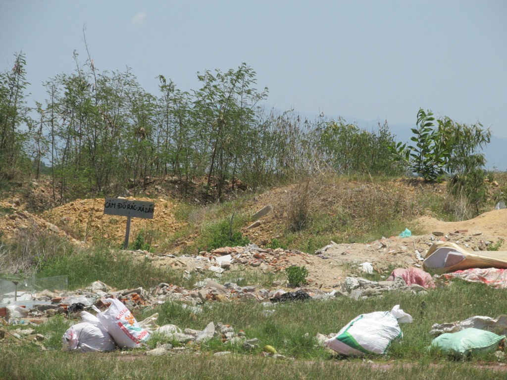 Bãi rác tại điểm bến tàu du lịch