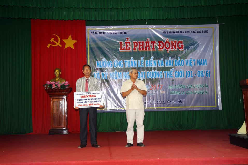 Giám đốc Sở TN – MT tặng công trình thu gom nước mưa và bảng điện tử tuyên truyền cho huyện Cù Lao Dung