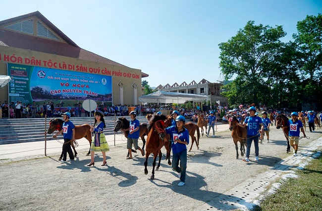 Các nài ngựa đang diễu hành trong giải đua “ Vó ngựa Cao Nguyên Trắng” năm 2017.