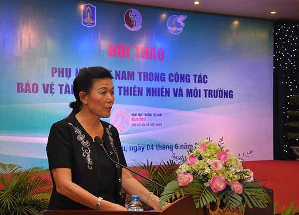 Phó Chủ tịch Hội LHPN Việt Nam Nguyễn Thị Tuyết khái quát hoạt động chung tay bảo vệ môi trường của Hội phụ nữ các cấp