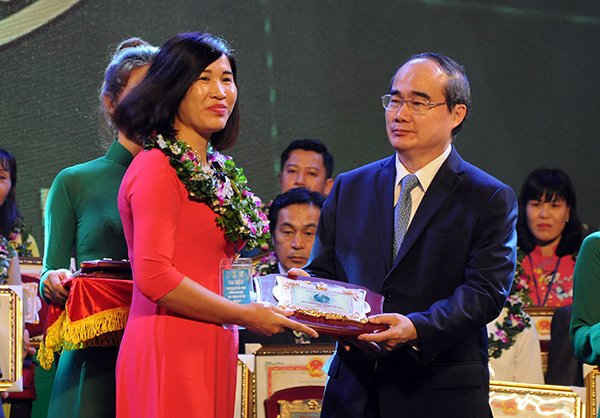  Chủ tịch MTTQ Việt Nam Nguyễn Thiện Nhân trao Giải thưởng môi trường cho các đơn vị, cá nhân đạt Giải thưởng môi trường 2017.