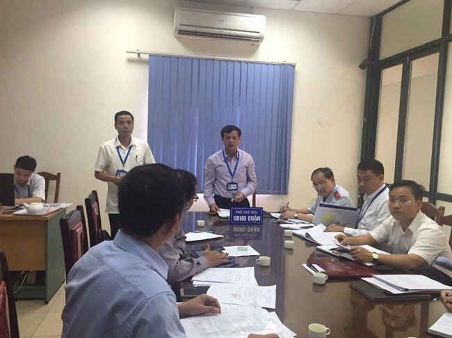 Ông Nguyễn Trọng Lượng, Phó chủ tịch UBND quận Nam Từ Liêm, chủ trì buổi đối thoại với dân. (người đứng giữa bàn làm việc)