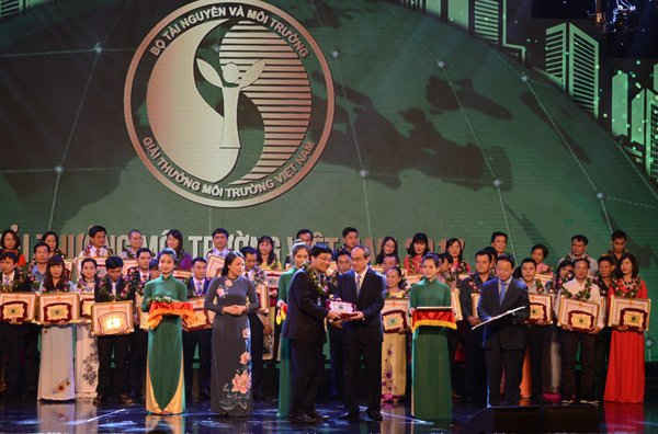 Tổng giám đốc BSR Trần Ngọc Nguyên nhận giải thưởng Môi trường 2017