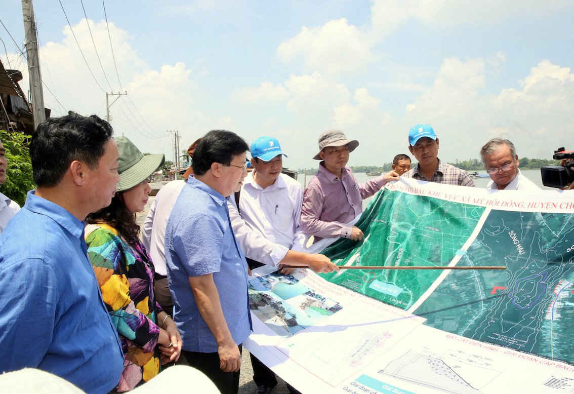 Phó Thủ tướng Trịnh Đình Dũng và Bộ trưởng Bộ TN&MT Trần Hồng Hà kiểm tra tình hình sạt lở tại An Giang 