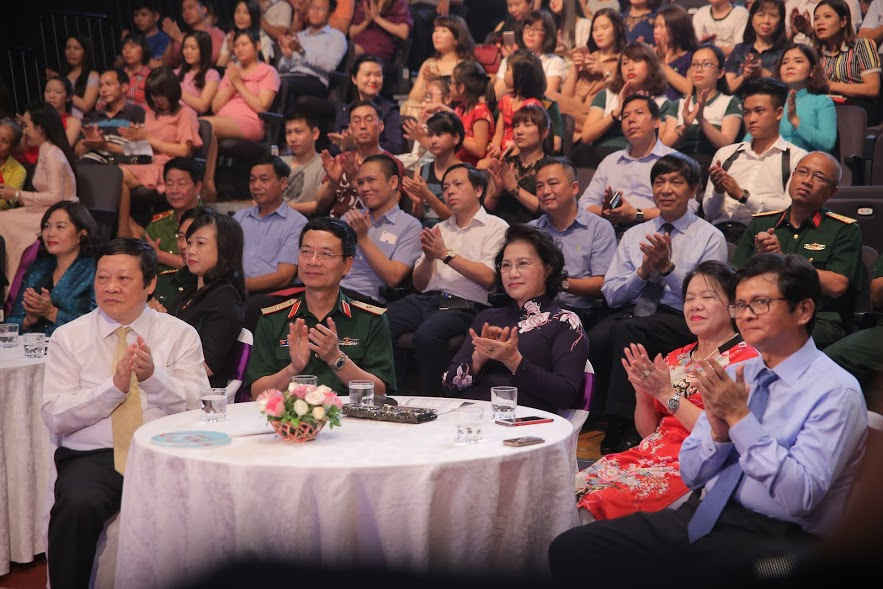 Chủ tịch Quốc hội Nguyễn Thị Kim Ngân và các đại biểu cùng dự nhắn tin, ủng hộ trực tiếp tại trường quay