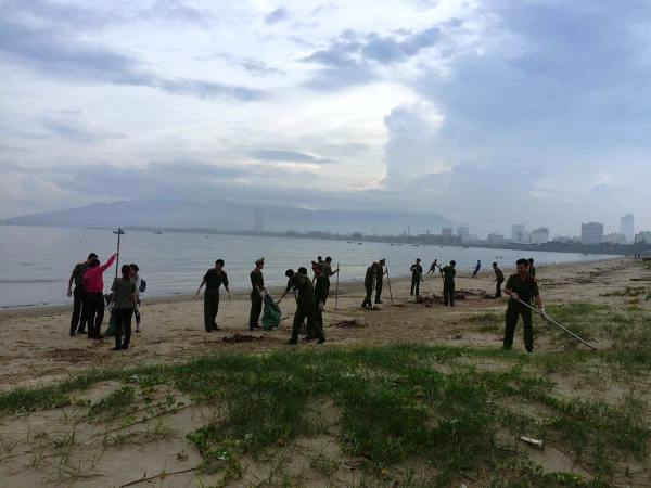 Các lực lượng ra quân dọn vệ sinh bãi biển tại TP. Đà Nẵng