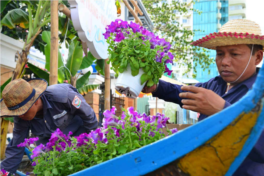Nhân viên Công ty CP môi trường và đô thị Nha Trang đang tạo hình thuyền hoa trước Quảng trường 2/4, Nha Trang