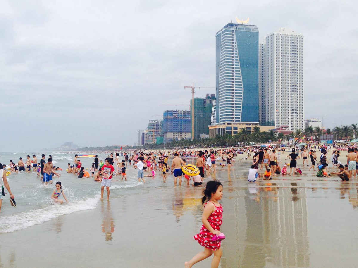 Những ngày nắng nóng, người dân và du khách đến các bãi biển tại Đà Nẵng tăng đột biến