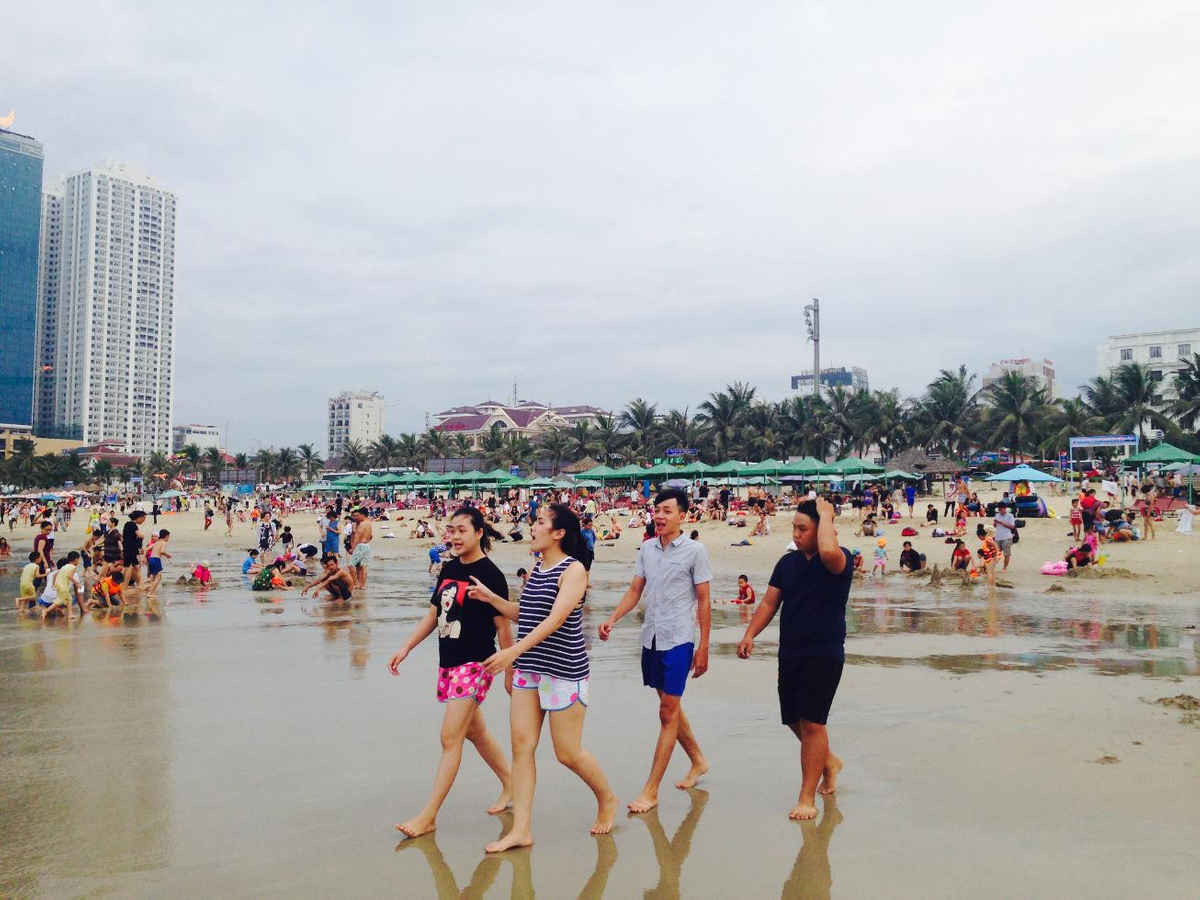 Hàng ngàn người kéo nhau xuống các bãi biển dọc  miền Trung để tắm biển, xua bớt cái nóng của thời tiết những ngày gần đây