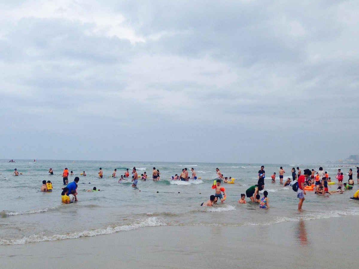 Tại bãi biển Quy Nhơn, mỗi ngày có hàng nghìn lượt người ra tắm biển và hóng mát