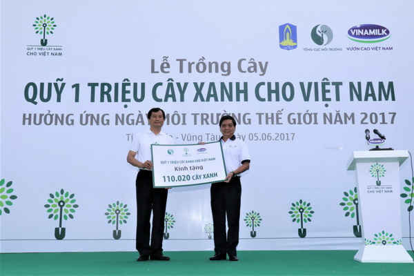 Ông Trần Minh Văn – Giám đốc Điều hành Vinamilk trao tặng bảng tượng trưng cây xanh cho ông Lê Tuấn Quốc – Phó Chủ tịch UBND tỉnh Bà Rịa - Vũng Tàu 