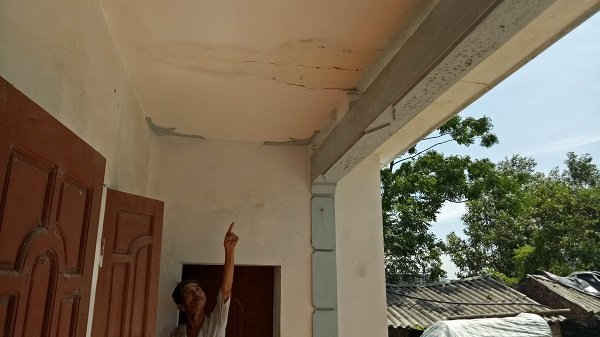 Ông Lê Văn Thông ở thôn 13, xã Tân Trường chỉ tay lên trần nhà bị nứt