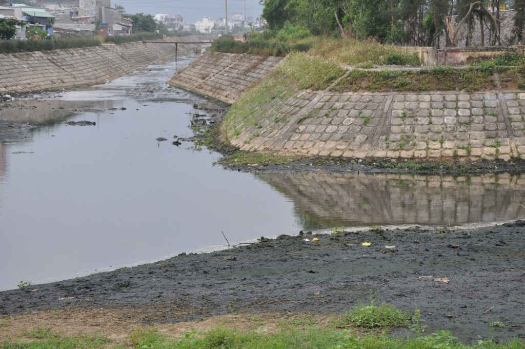 Điểm nóng ô nhiễm ở kênh Phú Lộc kéo dài nhiều năm nay chưa được xử lý dứt điểm