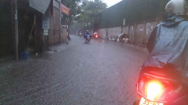 Tuyến đường Bùi Xương Trạch, quận Thanh Xuân ngập nặng sau ít phút mưa lớn