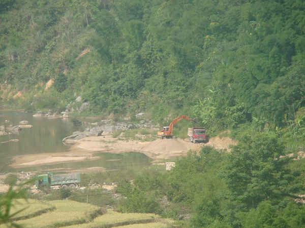 Khu vực sông Lò tại xã Tam Lư, huyện Quan Sơn mà “cát tặc” ngang nhiên hoành hành