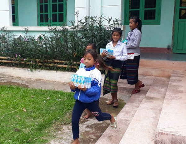 Học sinh Trường Thượng Trạch (Quảng Bình) nhận sữa