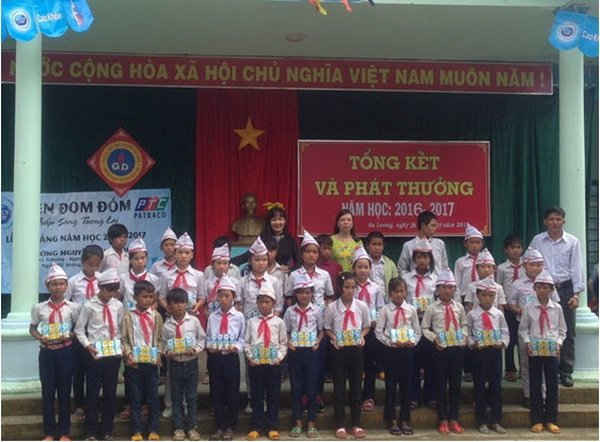 Phát sữa cho các em học sinh Trường Nguyễn Văn Trỗi (Kon Tum)