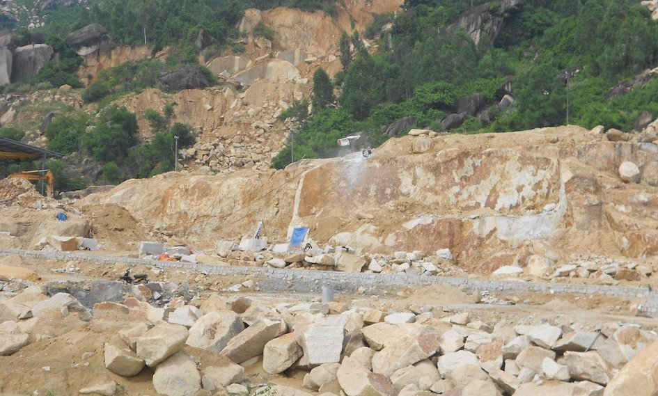 - Hoạt động khoan, cắt đá tại Công ty TNHH Xuân Nguyên dù tỉnh đã có văn bản yêu cầu công ty này chấm dứt hoạt động tận thu đá để mở rộng mặt bằng từ ngày 17.10.2016.
