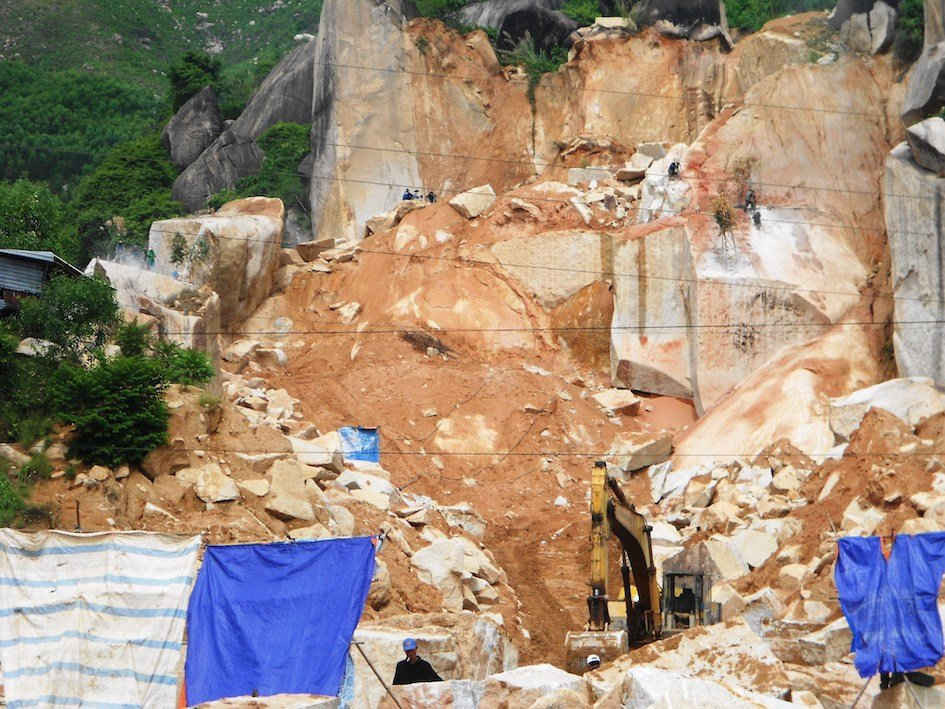 Việc cưa, khoan đá cũng diễn ra công khai tại DNTN Thiên Phú dù công ty này đã được tỉnh yêu cầu chấm dứt từ ngày 17.10.2016.
