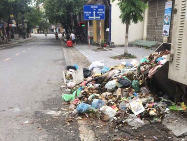 Những bãi rác chất đống nằm dọc theo các tuyến đường của thị xã Sơn Tây.