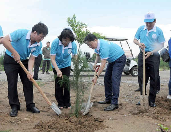 Phó Chủ tịch nước Đặng Thị Ngọc Thịnh, Bộ trưởng Bộ TN&MT Trần Hồng Hà và các vị đại biểu trồng cây chắn cán tại bờ biển Khai Long