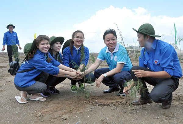 Niềm vui của người đứng đầu ngành TN&MT và các bạn trẻ sau khi trồng xong một cây xanh