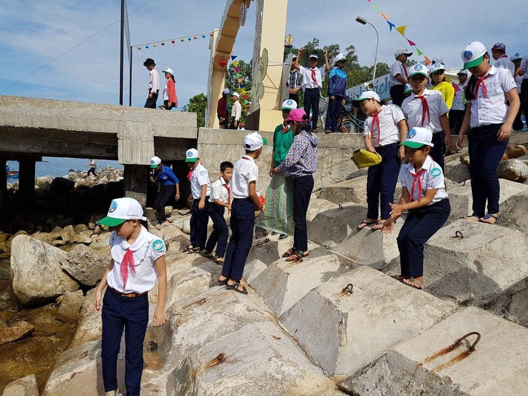 Học sinh đảo Cù Lao Chàm dọn dẹp vệ sinh trên đảo 