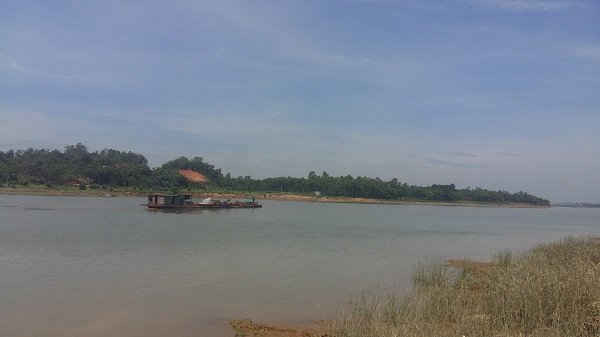 Một tàu hút cát trái phép tại sông Chu nơi giáp ranh giữa xã Thiệu Nguyên và xã Thiệu Châu.