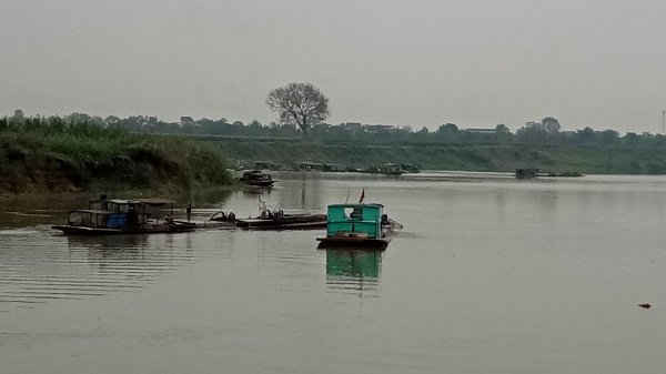 Hàng chục tàu thuyền đang hút cát trộm tại ngã ba sông Bưởi- sông Mã
