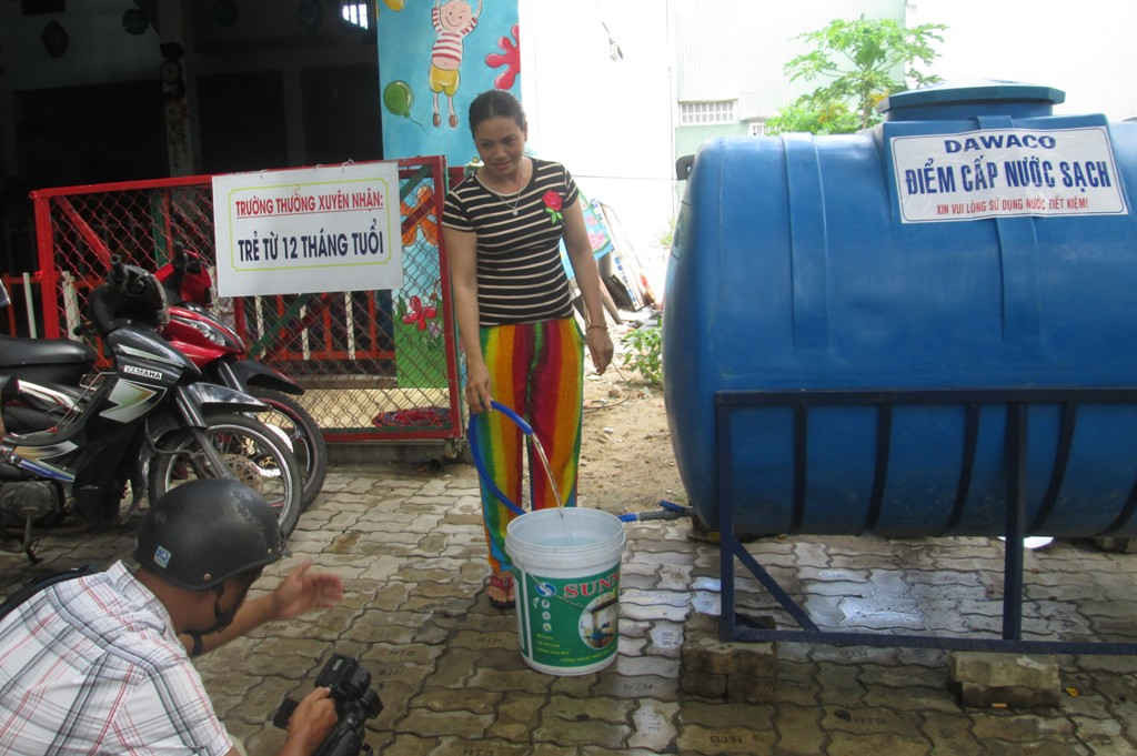 Bồn chứa nước sạch được Dawaco lắp đặt từ chiều 7/6 để cung cấp nước sạch miễn phí cho người dân ở Khu vực Nại Hiên Đông, quận Sơn Trà 