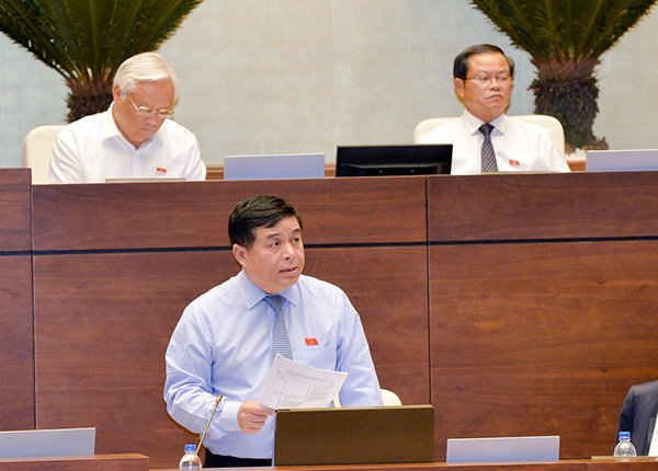 Bộ trưởng Bộ Kế hoạch và Đầu tư Nguyễn Chí Dũng phát biểu tại phiên thảo luận chiều 9/6. Ảnh: quochoi.vn