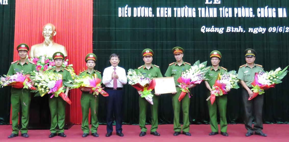 Chủ tịch UBND tỉnh Quảng Bình Nguyễn Hữu Hoài trao bằng khen cho Ban chuyên án