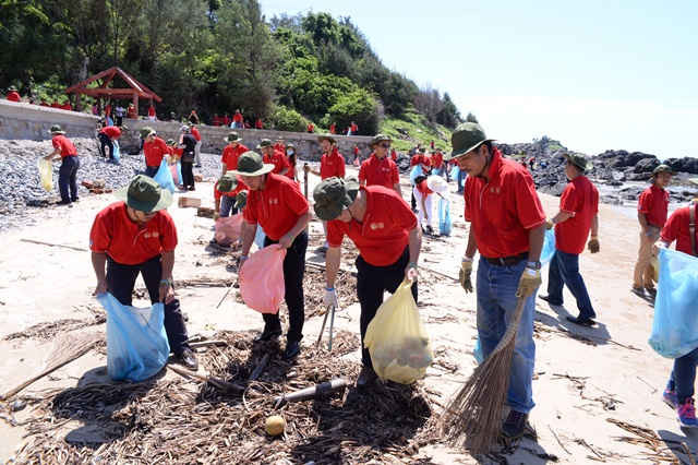 PVEP tổ chức nhặt rác ở bãi biển
