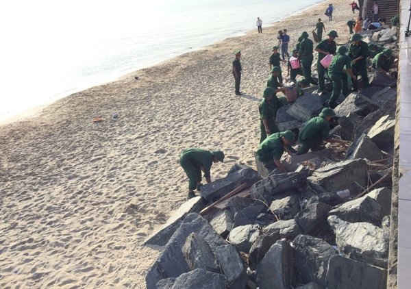 Các đơn vị thu gom rác thải trên dọc biển Nguyễn Tất Thành