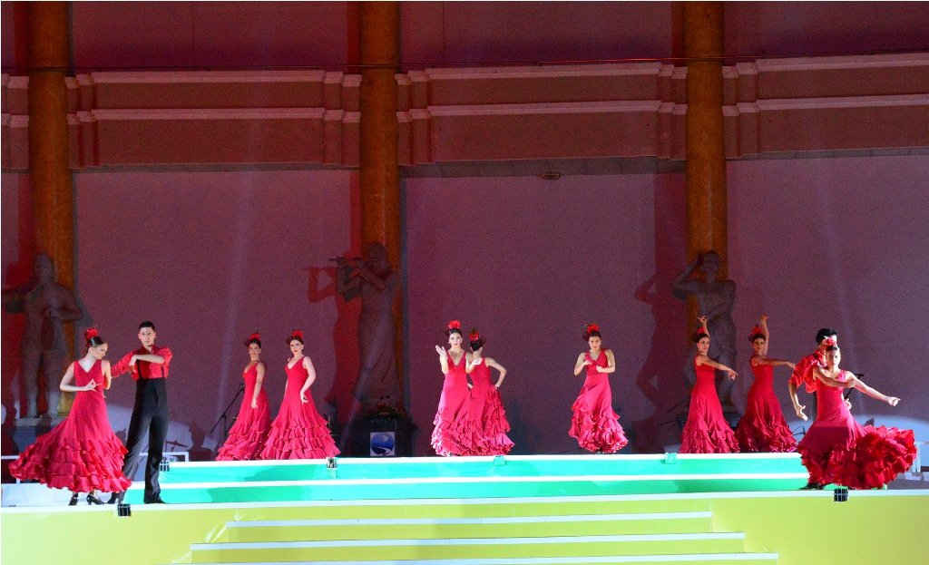 Các nghệ sĩ Tây Ban Nha và điệu múa truyền thống với trang phục đỏ 