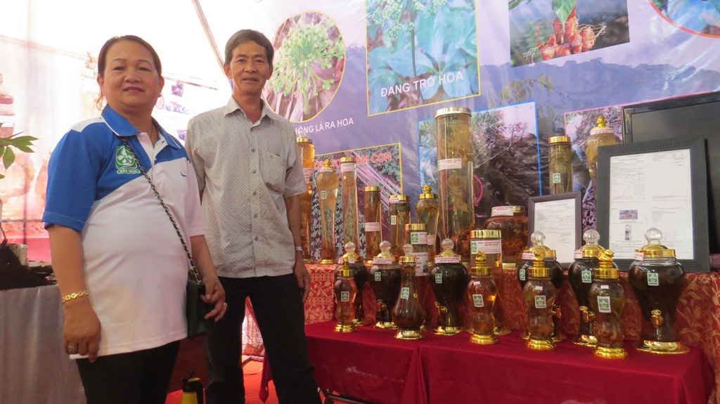 Sản phẩm Sâm Ngọc Linh Ngâm rượu của Công ty Sâm Trúc Trà Linh được nhiều người quan tâm