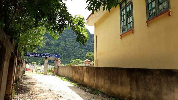 Trường mầm non thị trấn Quan Hóa đặt ngay cạnh nghĩa trang.