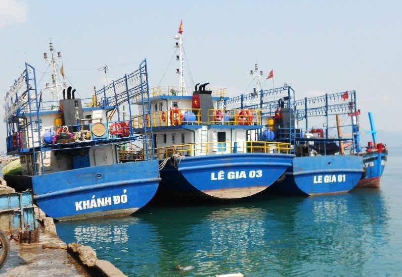 Tàu vỏ thép nằm bờ hàng loạt ở xã Cát Khánh (huyện Phù Cát) vì máy tàu bị hư hỏng.
