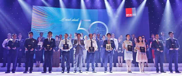 Ông Phan Minh Tiên – Giám đốc Điều hành Vinamilk cùng đại diện các Công ty được xếp hạng “Top 50 Công ty kinh doanh hiệu quả nhất Việt Nam”