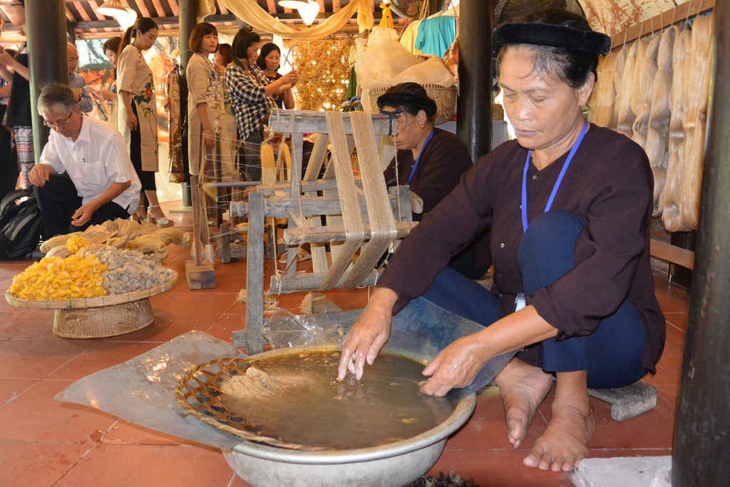 Trình diễn dệt tơ lụa truyền thống dân gian của làng nghề truyền thống Hà Giang