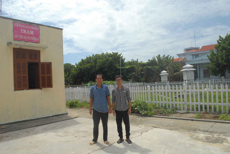 Trạm trưởng Mai Phương Nam bên trái) cùng quan trắc viên Nguyễn Sao Trương