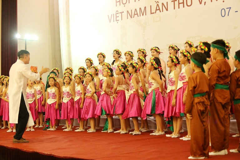 Phần dự thi của Dàn hợp xướng Vinschool One trong bảng Dân gian tại Interkultur 2017 mang tới thông điệp tuyệt vời về tình yêu quê hương đất nước