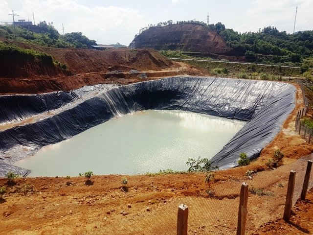 Hồ chứa nước thải gần khu vực các hộ dân sinh sống bị người dân tố Công ty CP Kim Sơn sử dụng để chứa chất thải nước độc hại