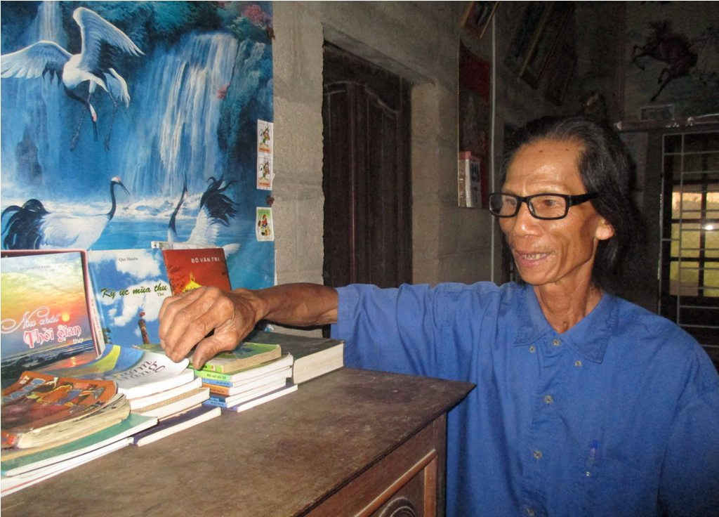 Sau mỗi ngày làm việc, lão nông Trương Văn Hào lại dành thời gian để sắp xếp lại các đầu sách