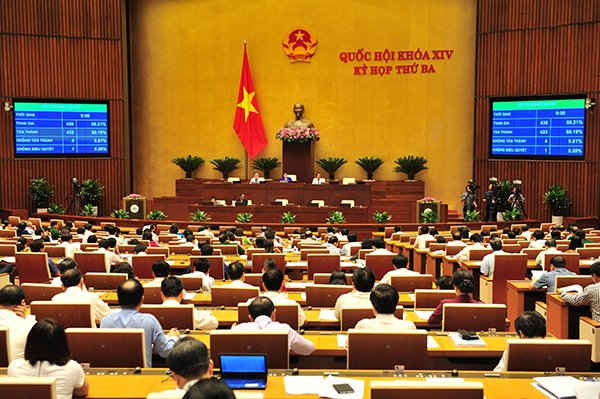 Với 88,19% số đại biểu tham gia biểu quyết tán thành, chiều 12/6, Quốc hội khóa XIV đã chính thức thông qua Luật Quản lý ngoại thương. Ảnh: Quốc Khánh